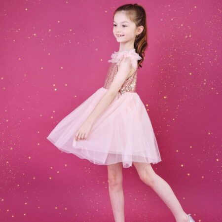 DOLLY Universe Sequin Glitter Galaxy Tutu kleit roosas toonis, kaunistatud sädelevate litritega, ideaalne pidulikeks sündmusteks ja erilisteks hetkedeks.