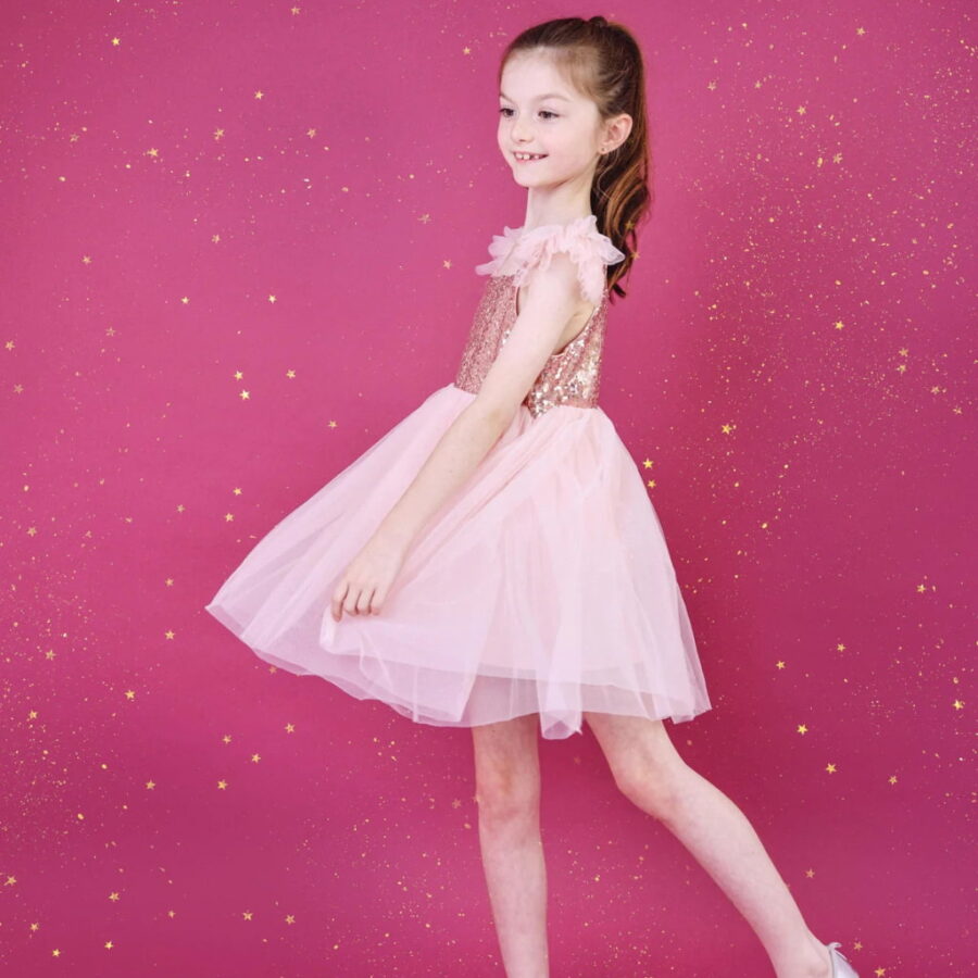 DOLLY Universe Sequin Glitter Galaxy Tutu kleit roosas toonis, kaunistatud sädelevate litritega, ideaalne pidulikeks sündmusteks ja erilisteks hetkedeks.