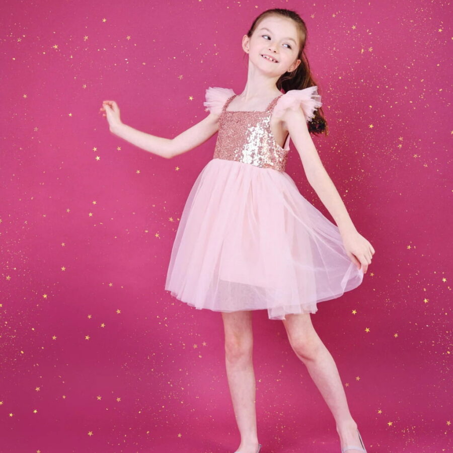 DOLLY Universe Sequin Glitter Galaxy Tutu kleit roosas toonis, kaunistatud sädelevate litritega, ideaalne pidulikeks sündmusteks ja erilisteks hetkedeks.
